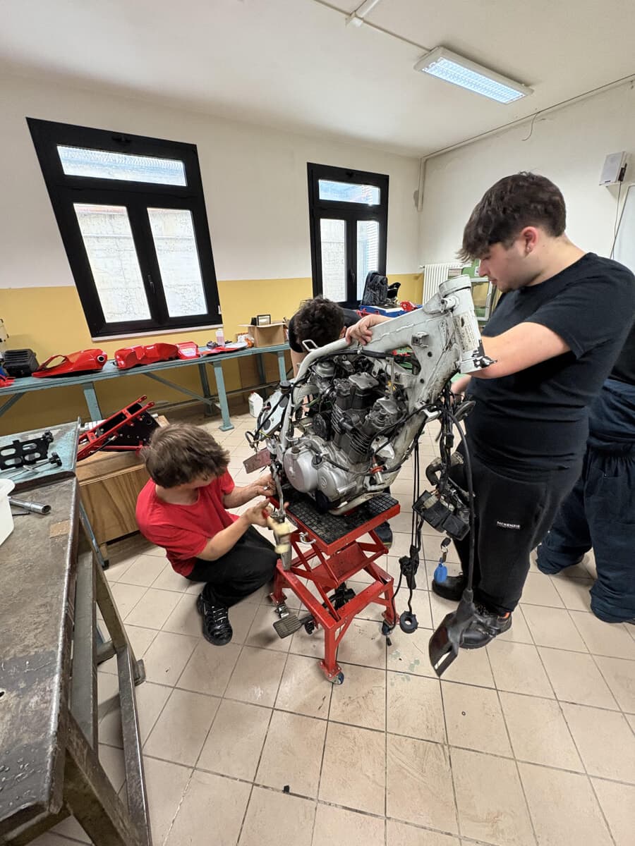 Il prof in sella da Galeata a Marrakech con la moto restaurata dagli studenti: la sfida dell'istituto