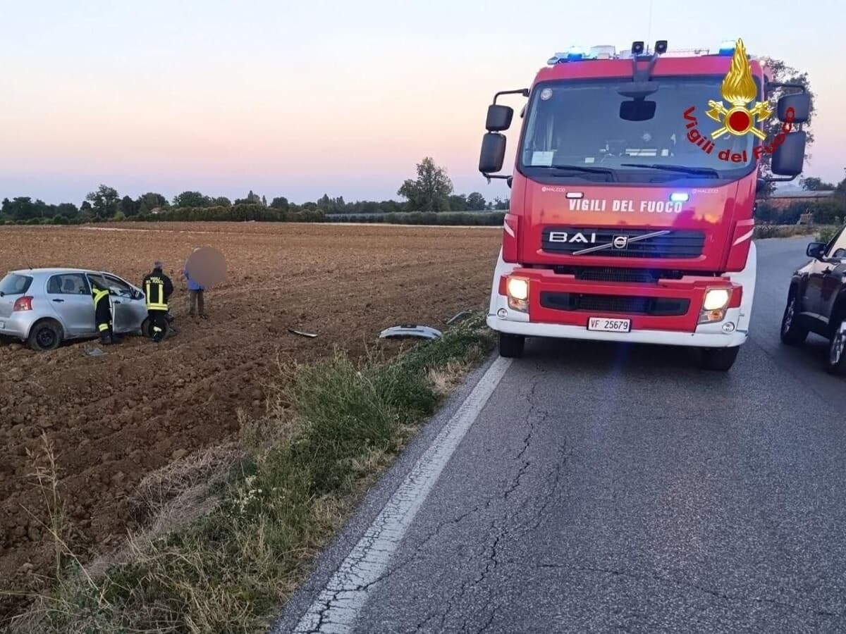 Perde il controllo dell’auto e finisce in un campo agricolo