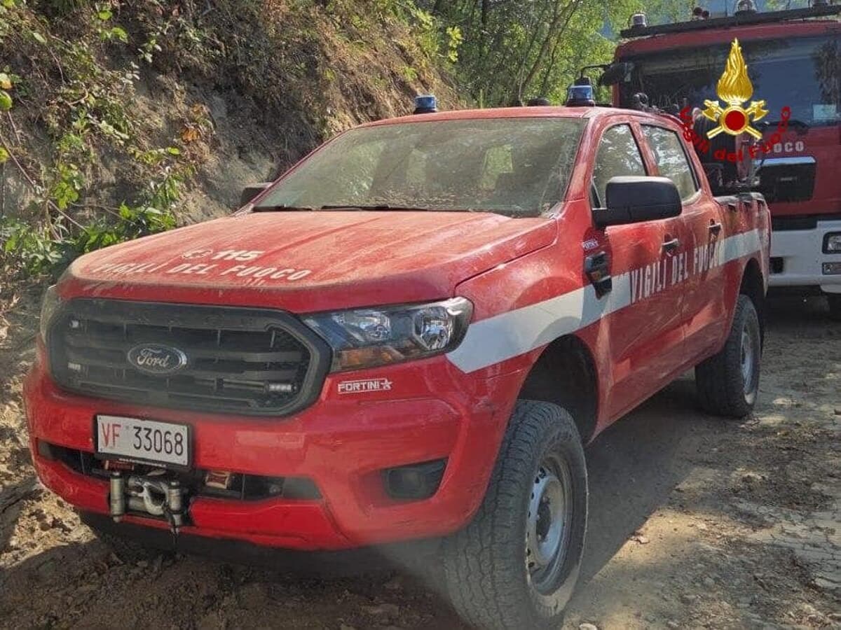 Si ribalta più volte con l'escavatore sul pendio della frana: operaio ferito salvato dai Vigili del fuoco