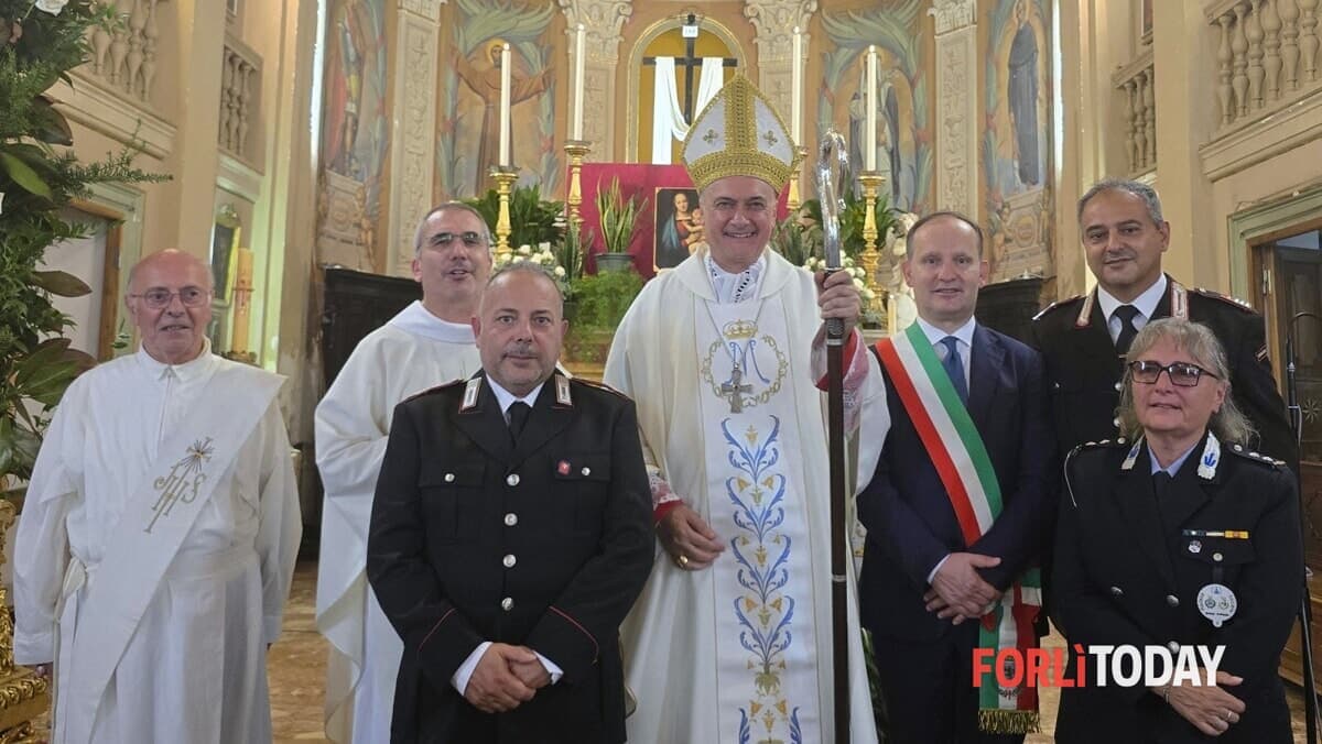 Il sindaco di Meldola accoglie il cardinale Gambetti: in dono la storia della città e la medaglia di Padre Mastri