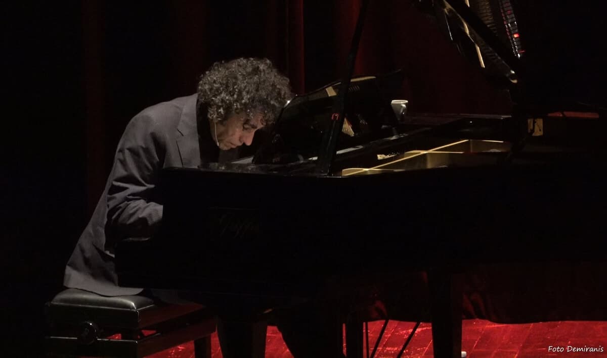 Note di rinascita: il pianoforte di Fabrizio Sirotti abbraccia le donne e la prevenzione