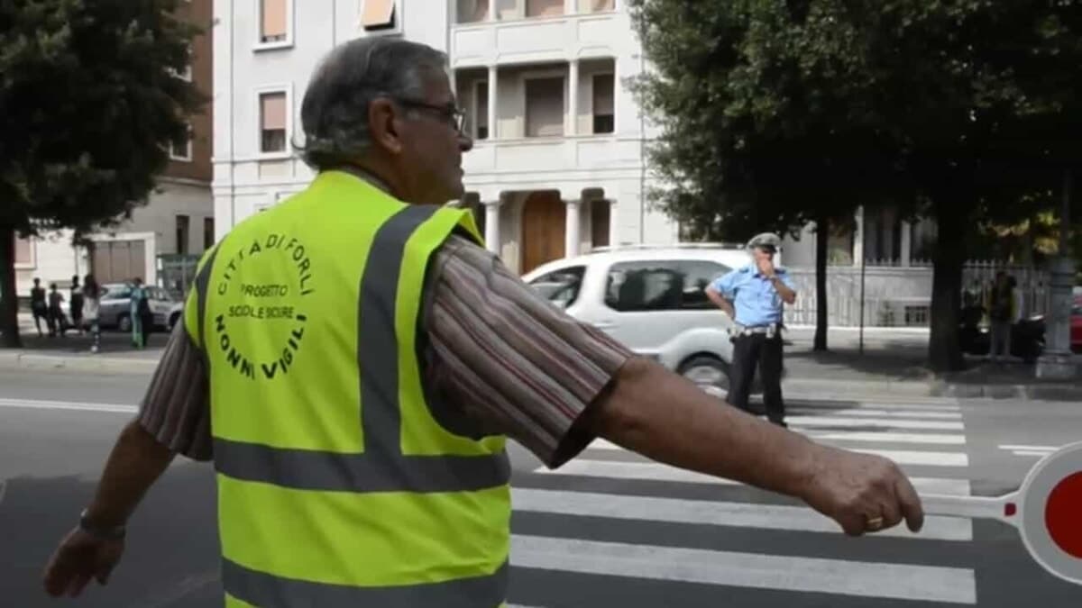 Scuole, 26 agenti al giorno e nonni vigili in strada: l'appello per la tutela degli studenti