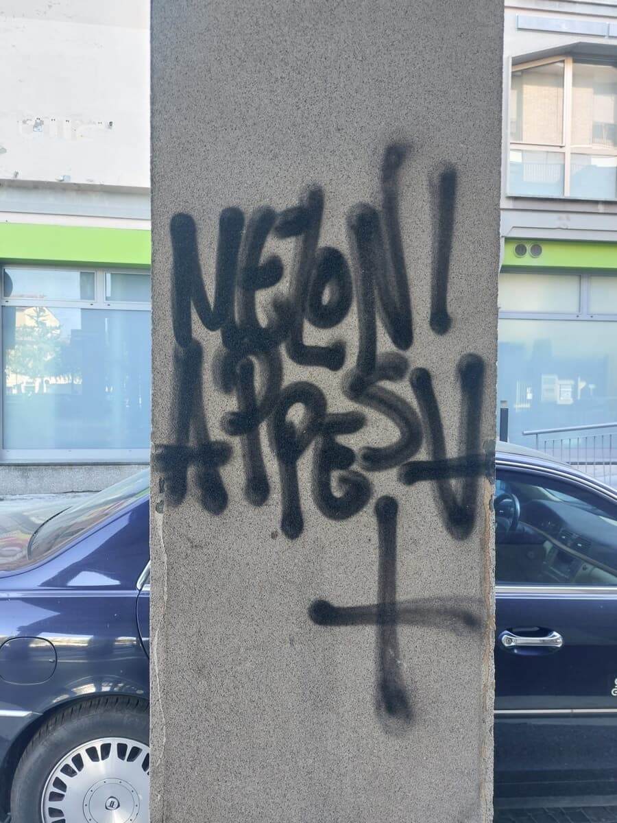 "Meloni appesa", colonna vandalizzata a pochi passi da piazza Saffi. "Minaccia gravissima, clima d'odio inaccettabile"