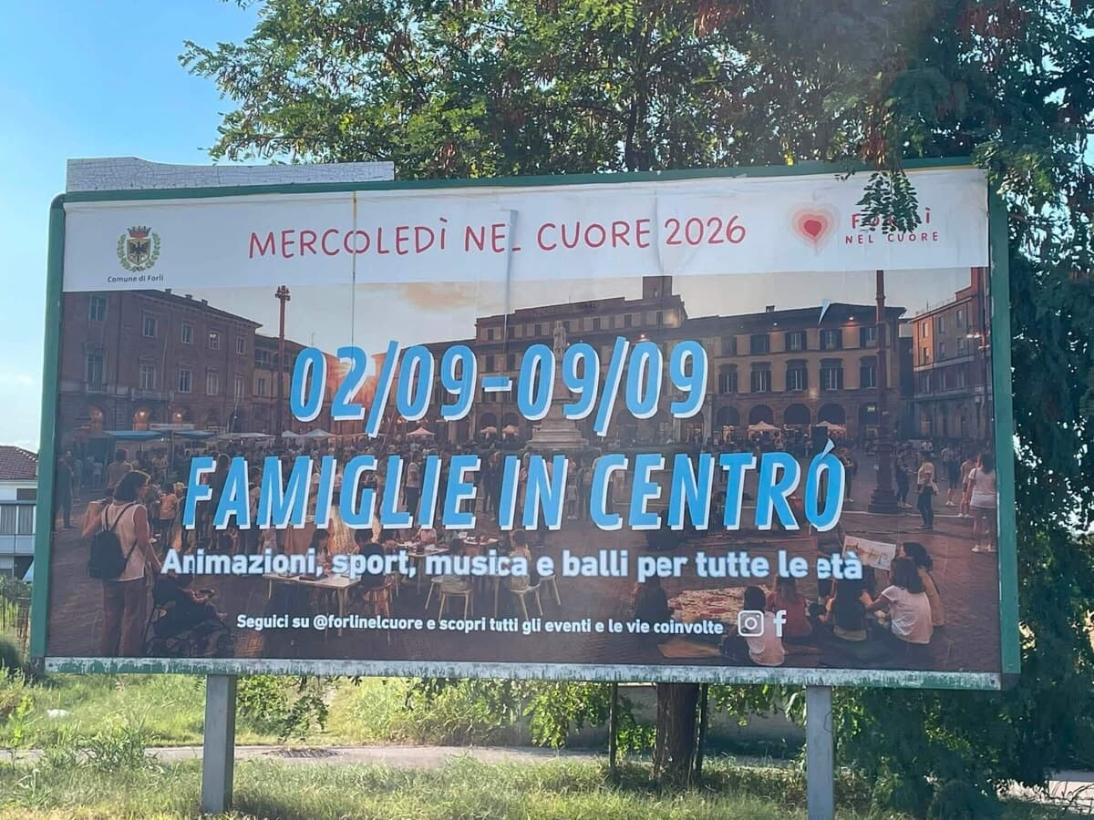 L'AI stravolge i dettagli di piazza Saffi e fa ridere il web, il vice sindaco: "Fatto grave, aspettiamo delle spiegazioni"