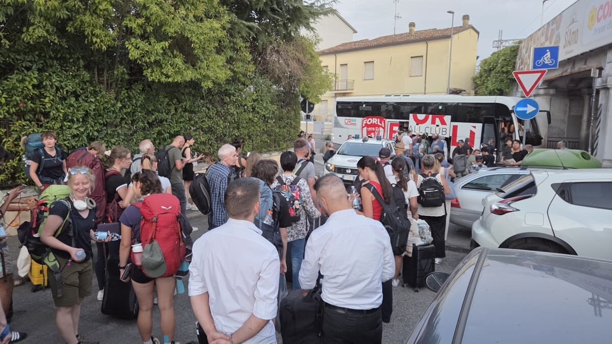 Guasto sulla linea elettrica, treno resta bloccato: passeggeri evacuati in mezzo a via Ravegnana