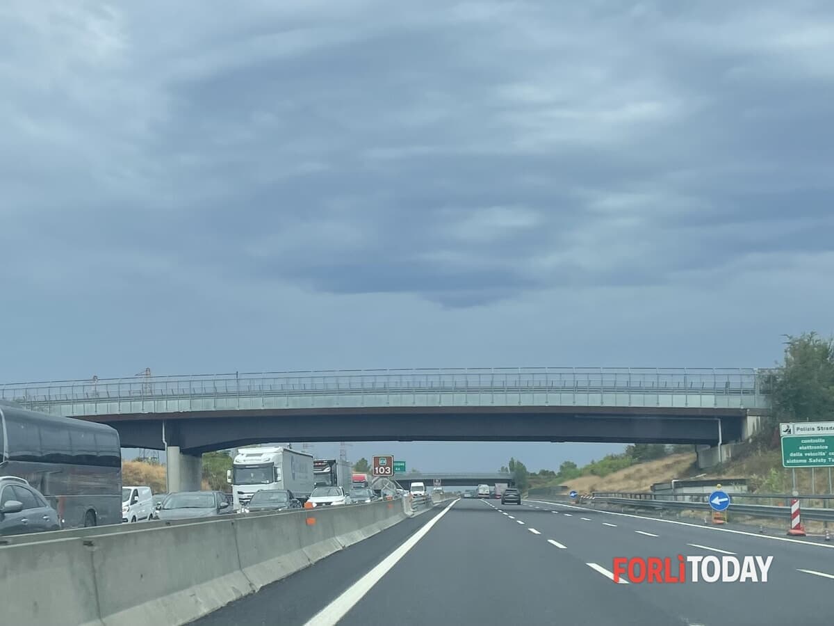Nuovo asfalto sull'A14, prevista una notte di lavori: chiude il tratto tra Forlì e Cesena Nord