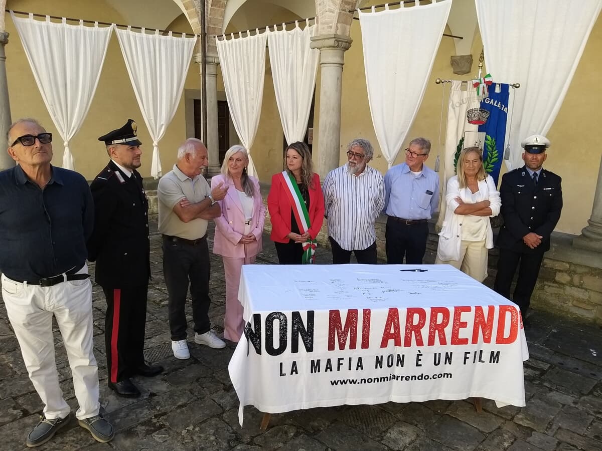 Il lenzuolo simbolo della lotta alla mafia raccoglie nuove firme: la testimonianza degli uomini della scorta di Falcone e Borsellino