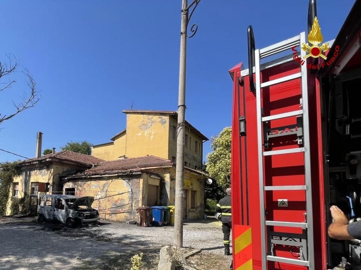 L'incendio distrugge un furgoncino e minaccia il vicino casolare: tempestivo intervento dei Vigili del fuoco