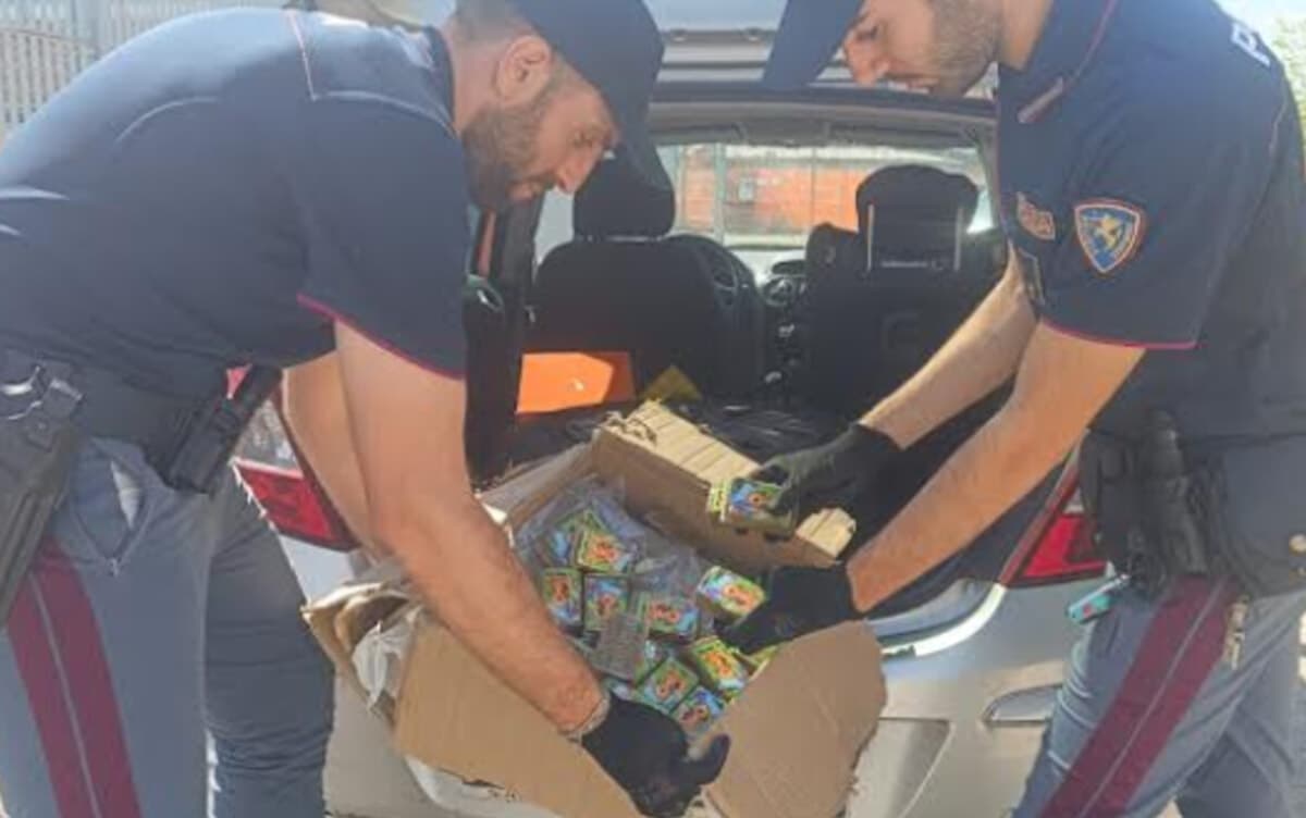 Fermato in A14 per lo specchietto rotto: "Trasporto bomboniere". Nel bagagliaio una 'sorpresa stupefacente'