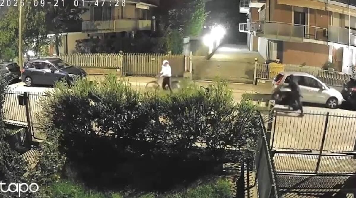 In tuta e scarpe da ginnastica rubano il ciclomotore: l'inseguimento virtuale finisce al campo della Cava