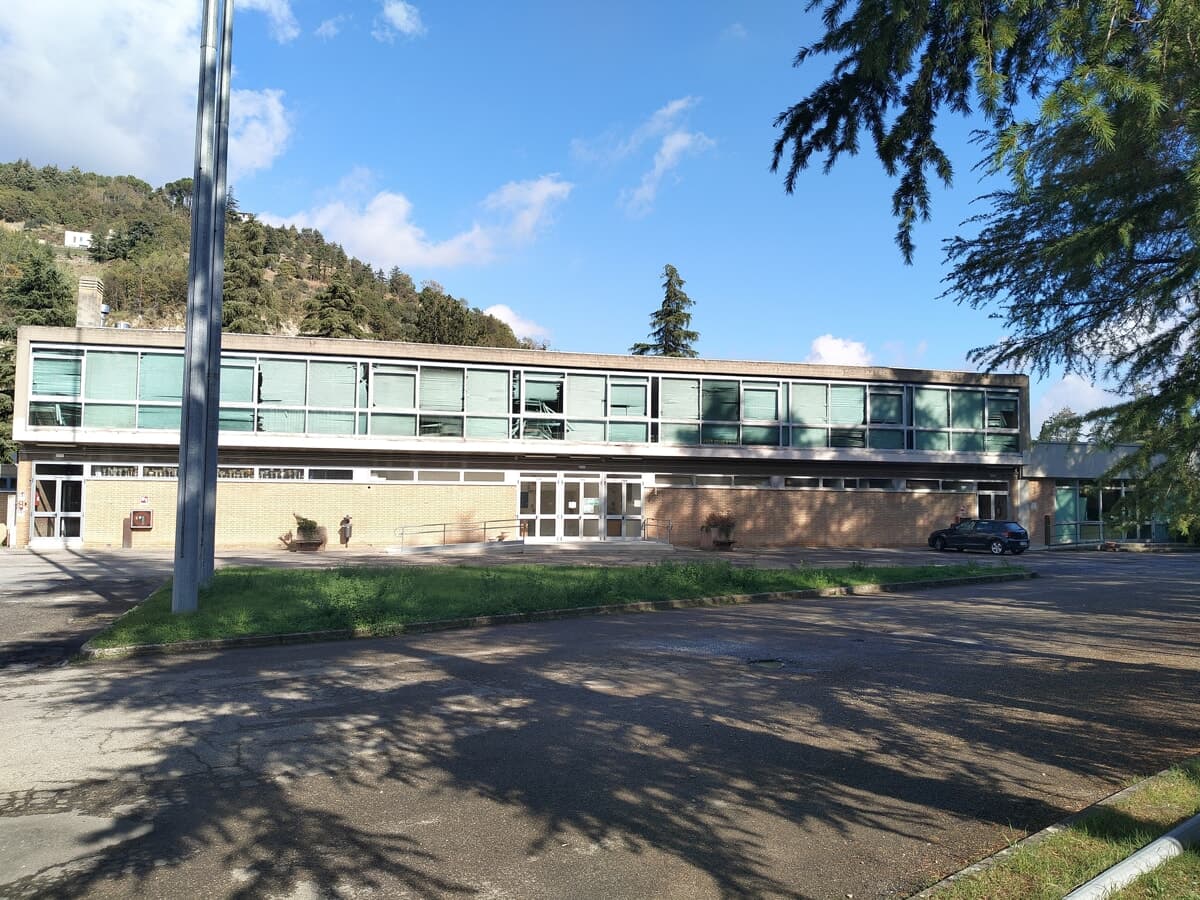 Modigliana, il palazzetto dello sport nel degrado: "Un pessimo biglietto da visita per il paese"