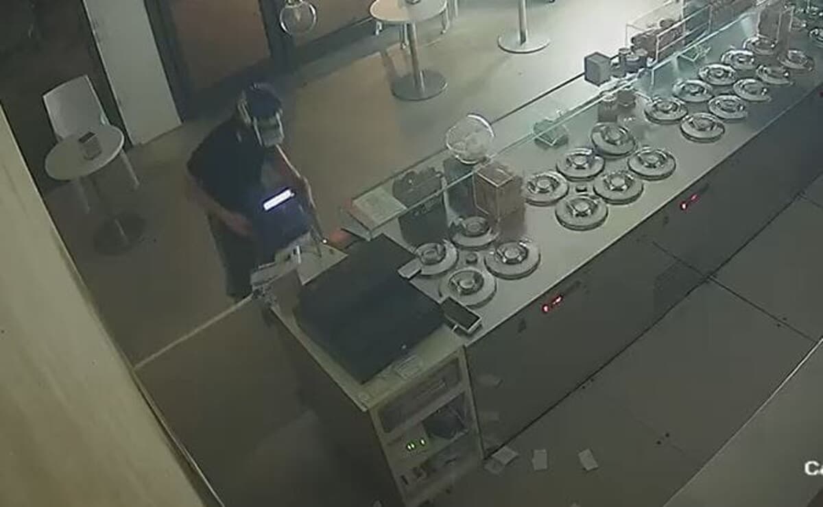 Terzo furto in un anno per la gelateria: il ladro mette tutto in ordine prima di scappare