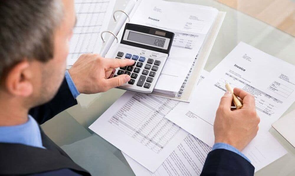 Casa, bollette e auto, l'allarme di Confcommercio: spese obbligate su del 142% dal 1995. E le famiglie tagliano i negozi