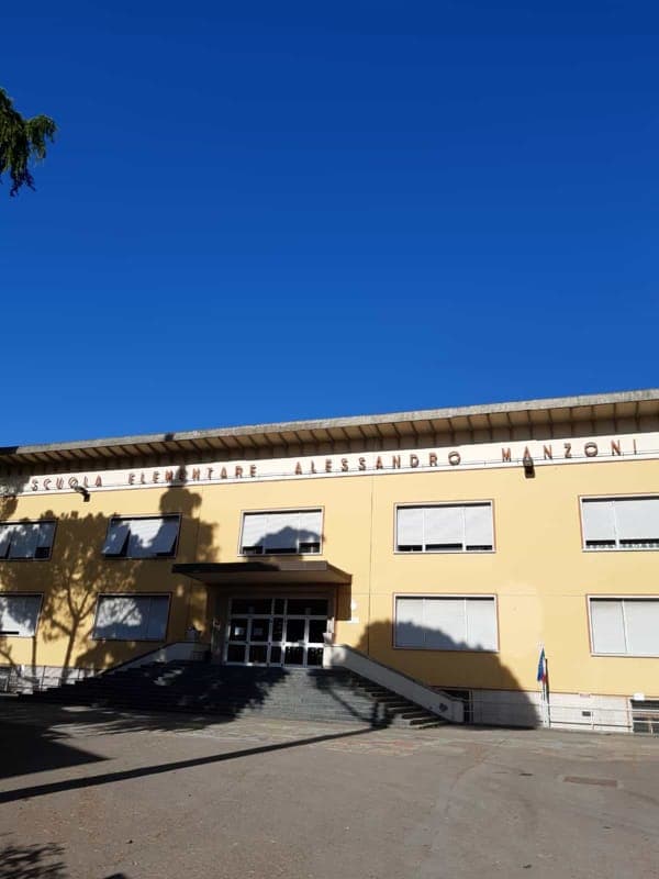 "Navette gratuite solo per un terzo dei bambini della ex scuola Manzoni, tradite le promesse fatte"