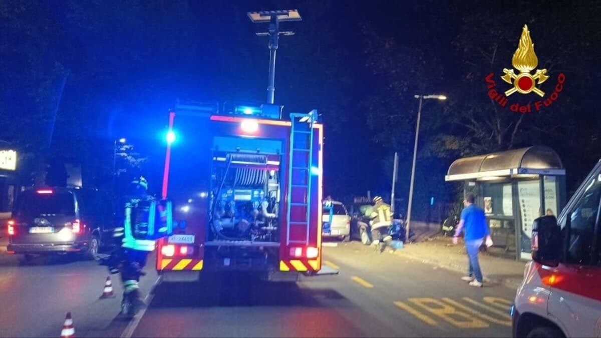 Scontro tra due veicoli, divelto un palo della luce: guidatore estratto dai Vigili del Fuoco