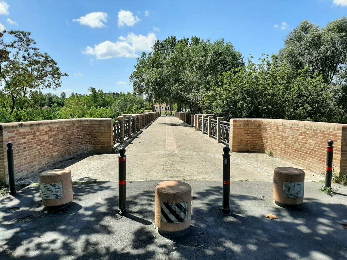 Tenta di gettarsi dal ponte, salvato da un intervento fulmineo della Polizia