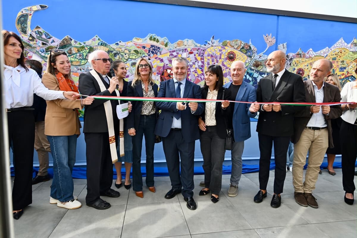 Il centro dentistico inaugura i nuovi spazi e svela il mosaico “Romagna in fiore”