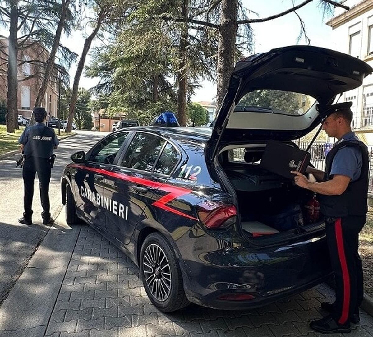 Follia a bordo del bus: aggredisce una passeggera con il cavo del cellulare e si scaglia contro i Carabinieri