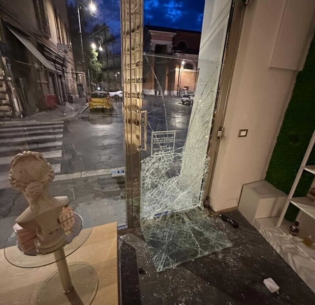 Sfondano la vetrina blindata e fuggono col bottino: nottata da incubo nella profumeria del centro