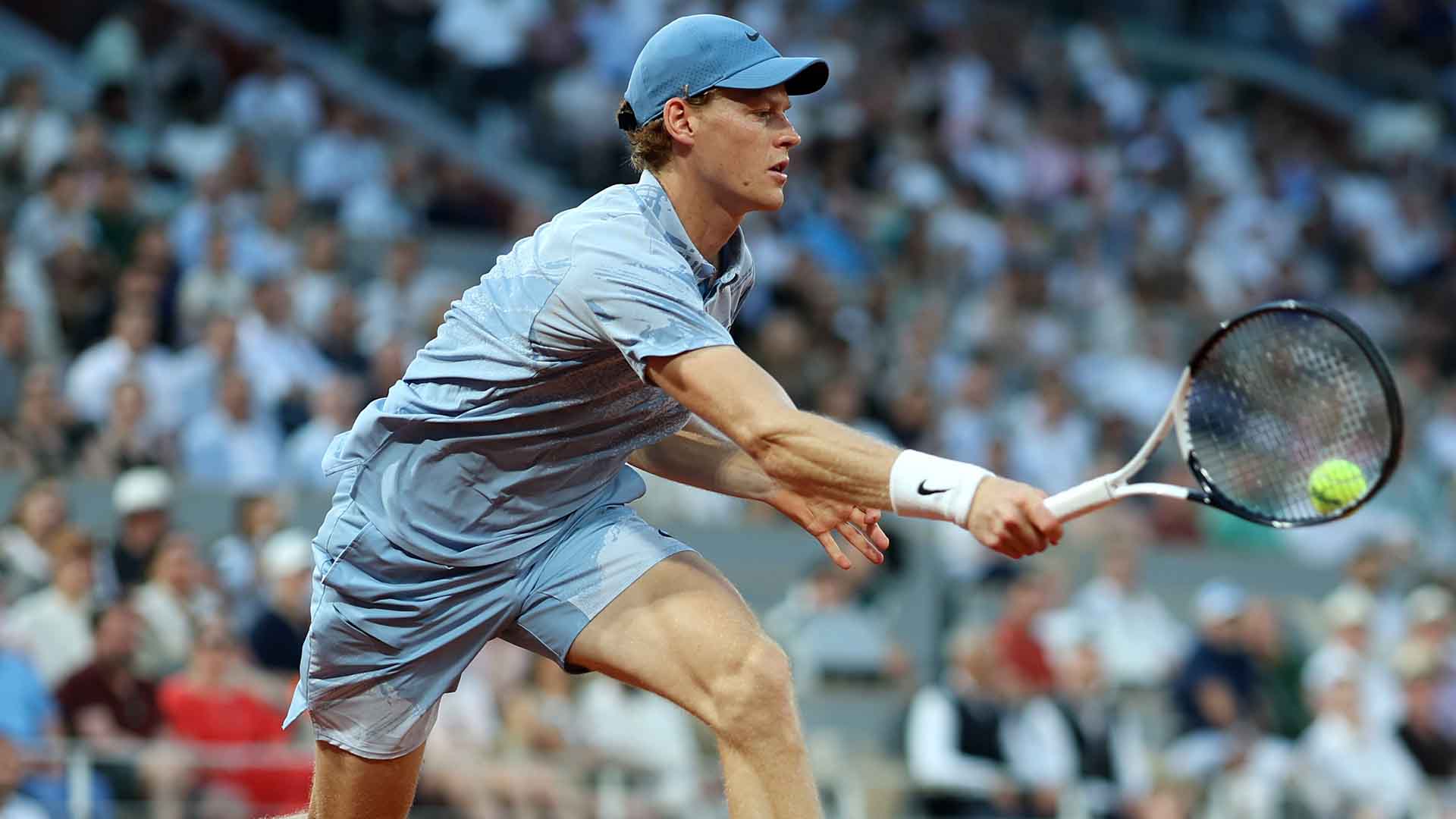 Sinner sfida il caldo prima di Wimbledon: spunta la giacca speciale contro le temperature record