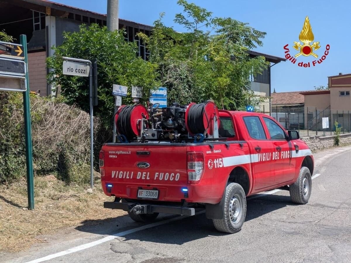 Vento e fiamme, rogo divampa in via Biondina: pompieri impegnati per ore per domare l'incendio
