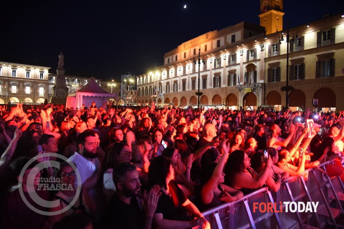 Oltre 4 mila in piazza Saffi per il concerto di Rocco Hunt, la Notte Rosa torna anche nel 2027: "Volano per l'economia locale"