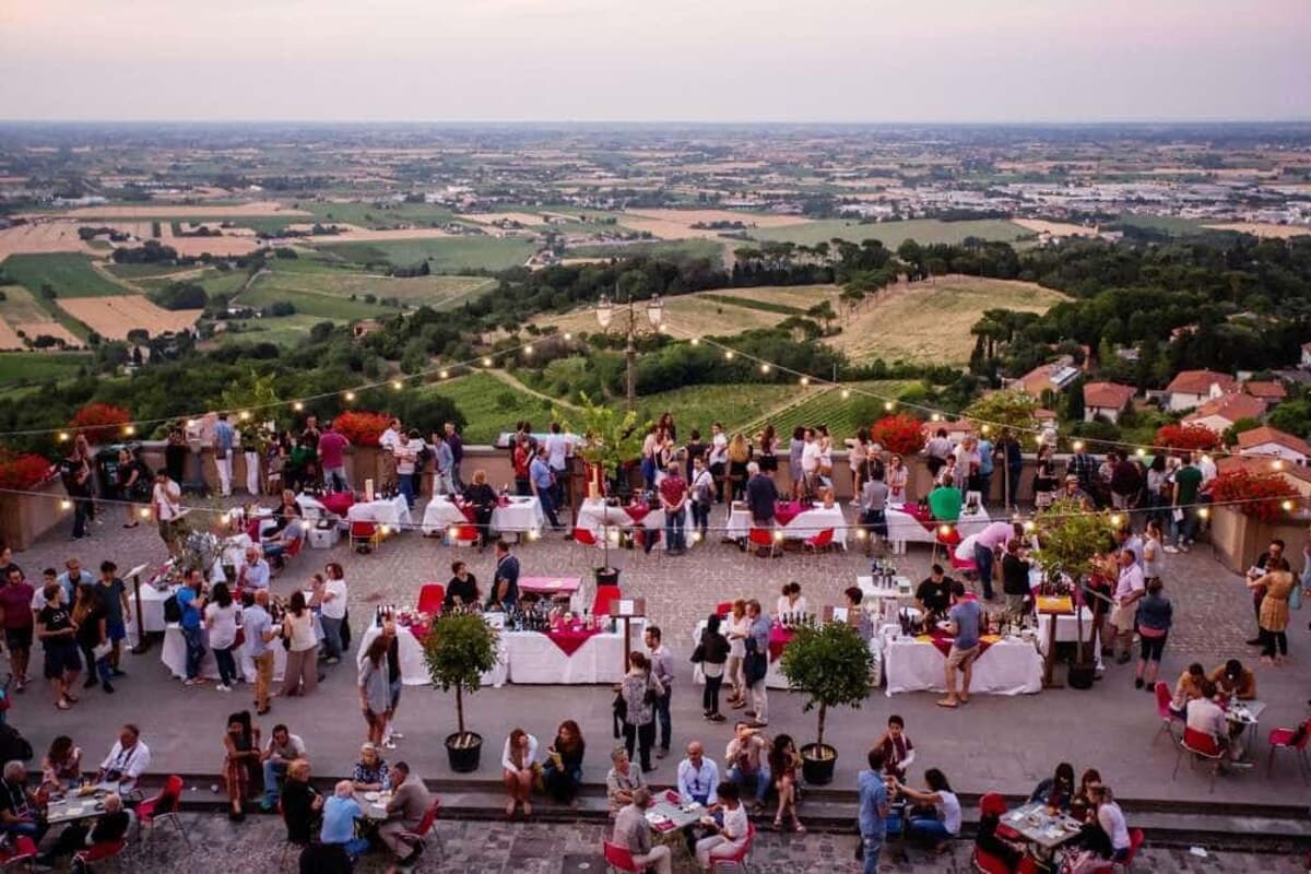 A Bertinoro ci si innamora: trekking al tramonto, degustazioni e concerto per la Notte Romantica