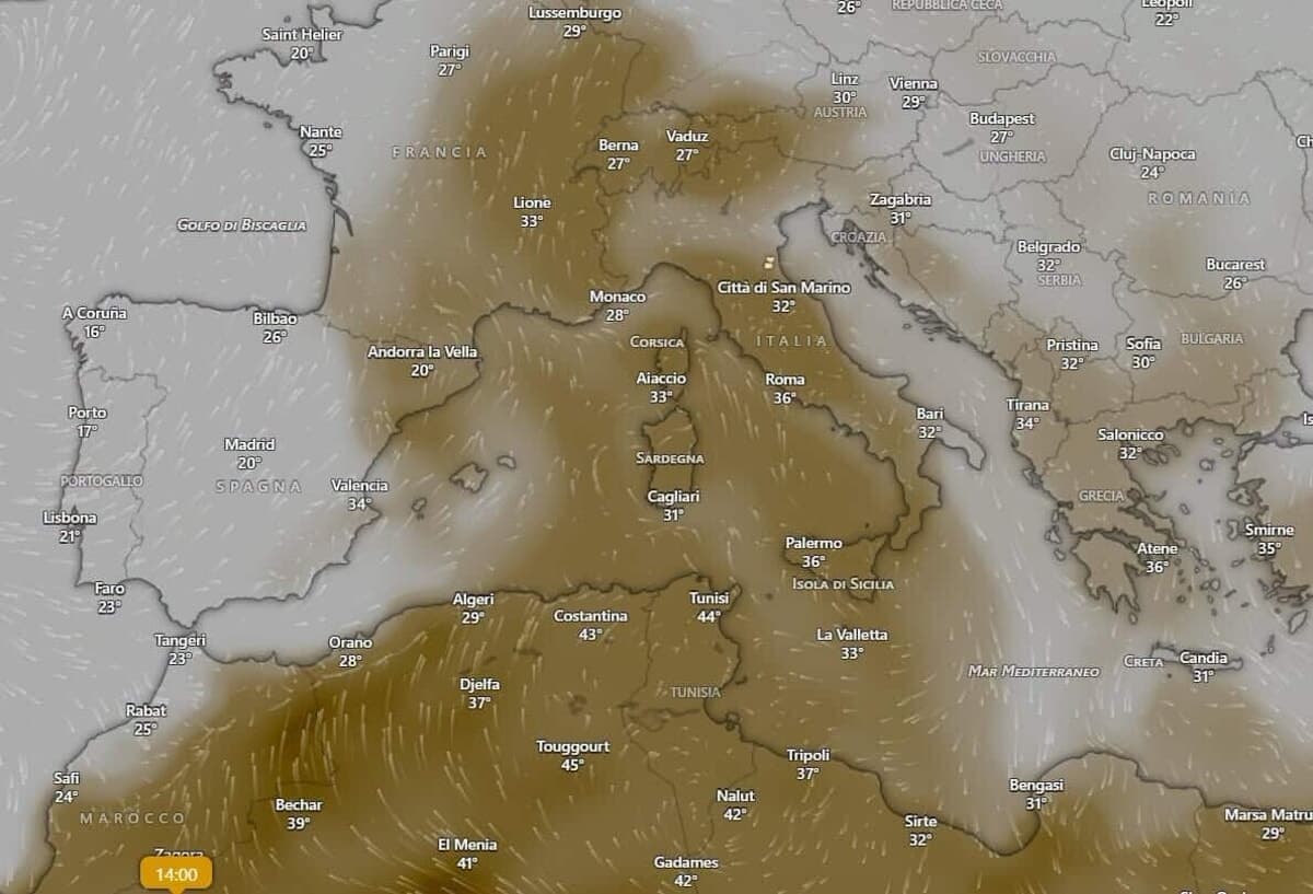 Cielo lattiginoso e caldo asfissiante: la polvere del Sahara "oscura" la Romagna (e l'eclissi di Luna)