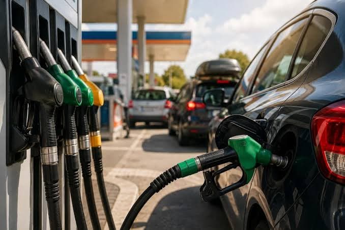 Aumenti dei carburanti a Ferragosto: benzina sfiora i 2 euro, diesel supera i 2,08