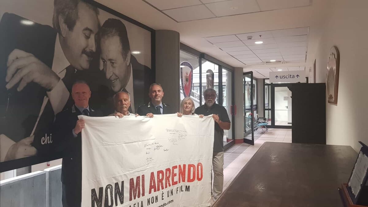 Dal docufilm al patto con le istituzioni: il "Lenzuolo della legalità" accolto dalle Fiamme Gialle