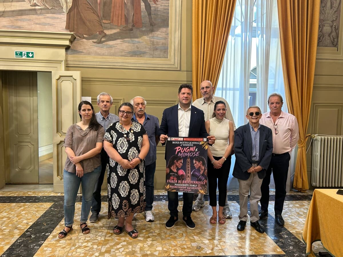 Pugilato, difesa personale e riscatto: i guantoni delle donne illuminano piazza Saffi con "Boxe sotto le stelle"