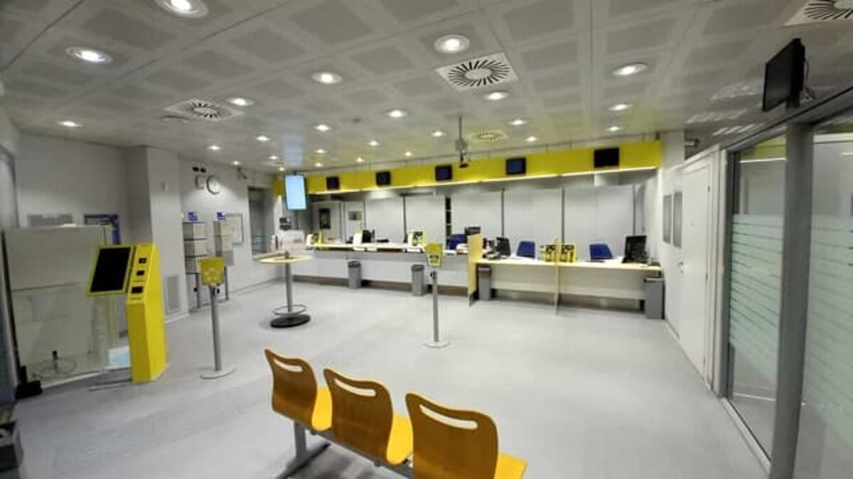 Poste Italiane accelera sulla transizione ecologica: fotovoltaico, auto elettriche e "Smart building" nel territorio