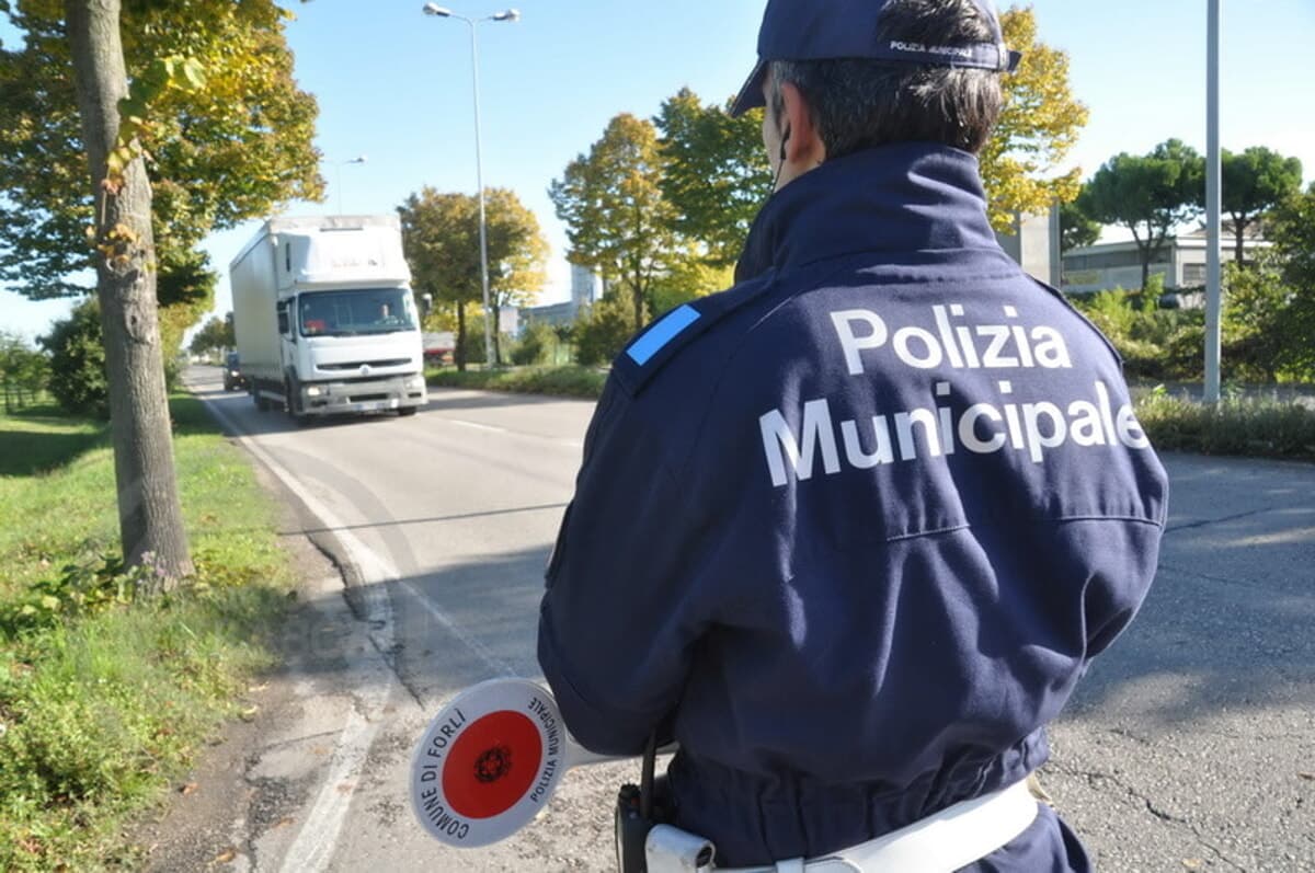 Traffico paralizzato dopo lo scontro tra due camion: scattano i rilievi e il senso alternato