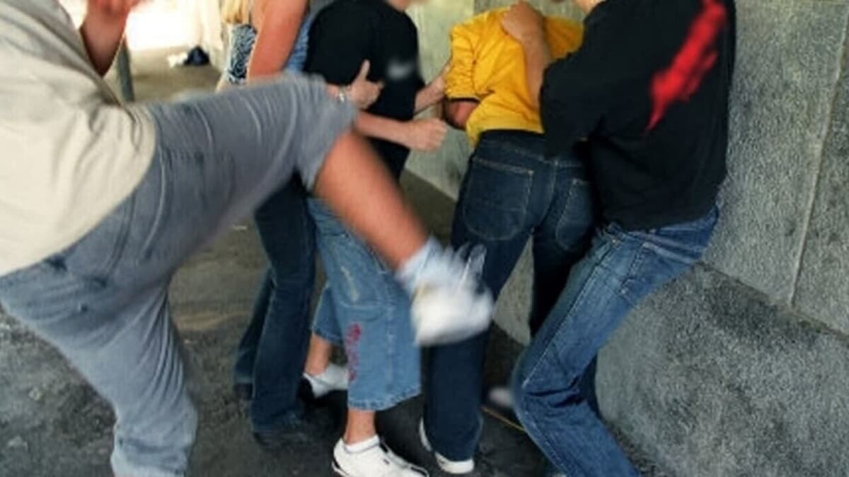 Notte di follia al mare tra coltellate e spray al peperoncino: denunciata la banda di giovanissimi