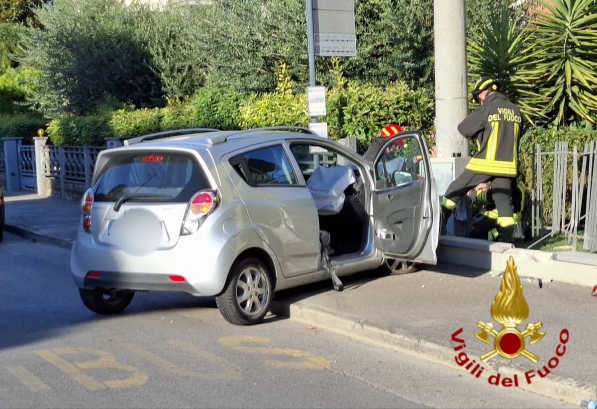 Auto sbanda, si schianta contro i contatori e innesca una fuga di gas