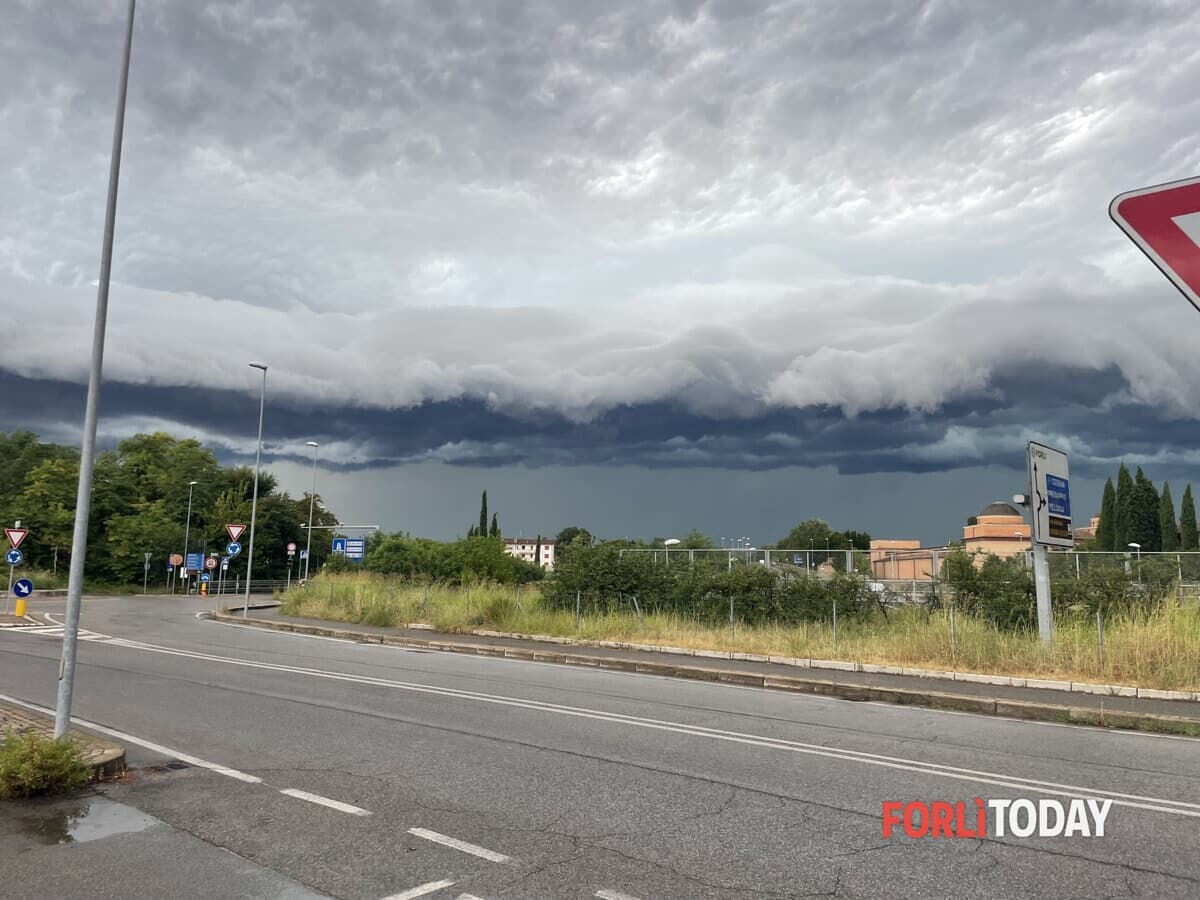 La giornata inizia col sole, poi irrompe un fronte dall'Atlantico: attesi temporali con grandine e vento
