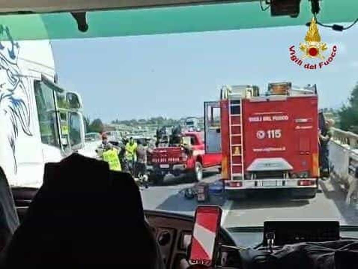 Sciagura in autostrada, tremendo scontro fra auto: un morto e 8 feriti