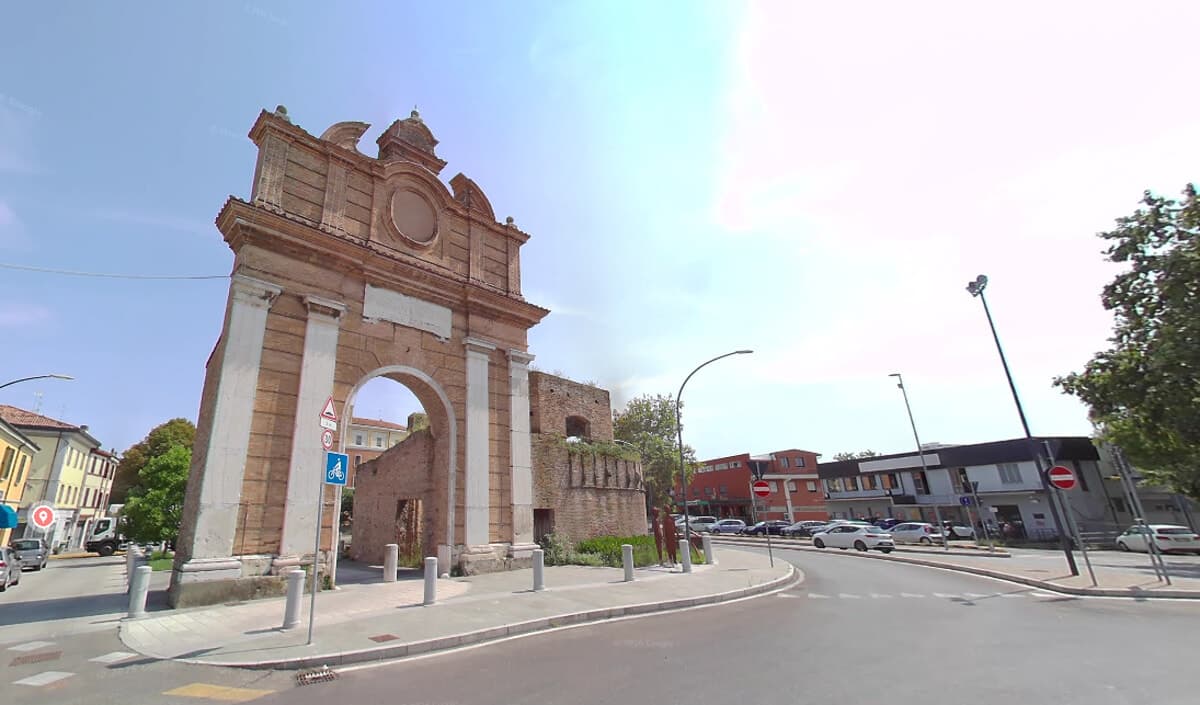 In arrivo la demolizione di due edifici a Schiavonia, di fianco alla porta un nuovo centro commerciale