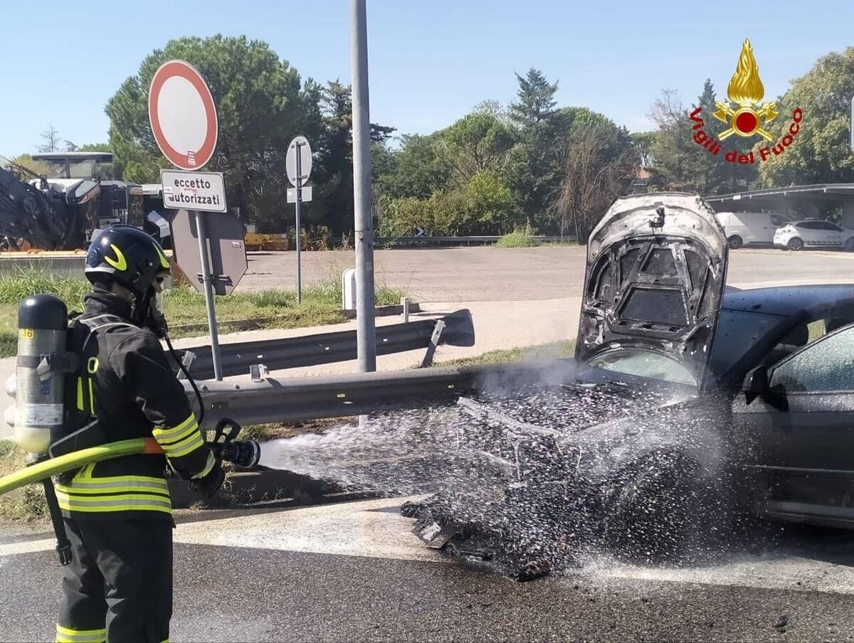 Auto in fiamme al casello dell’autostrada, intervengono i Vigili del fuoco