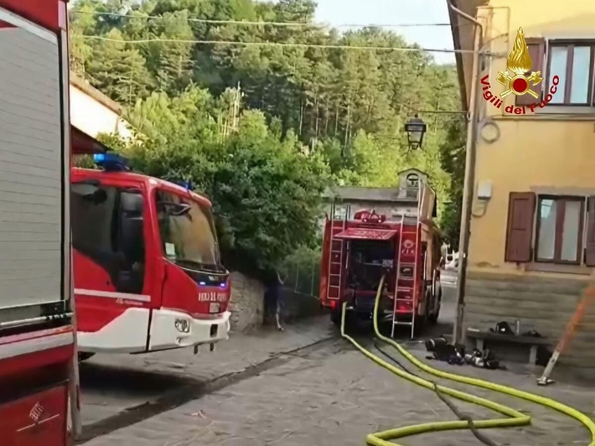 Paura nel cuore della notte: fiamme in un'abitazione, massiccio intervento dei Vigili del fuoco