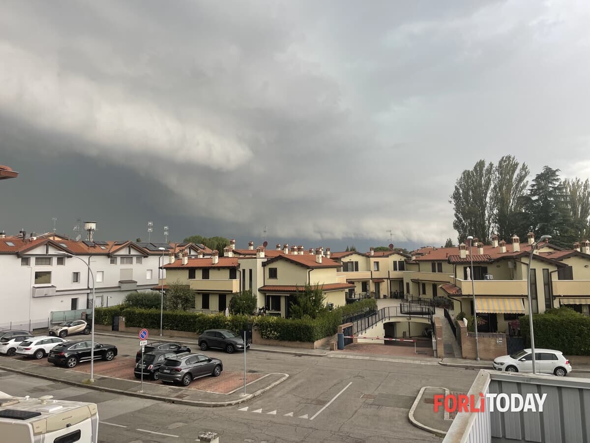 Forti temporali in arrivo, il livello di allerta sale ad arancione: "Rischio raffiche di vento a oltre 100 km"