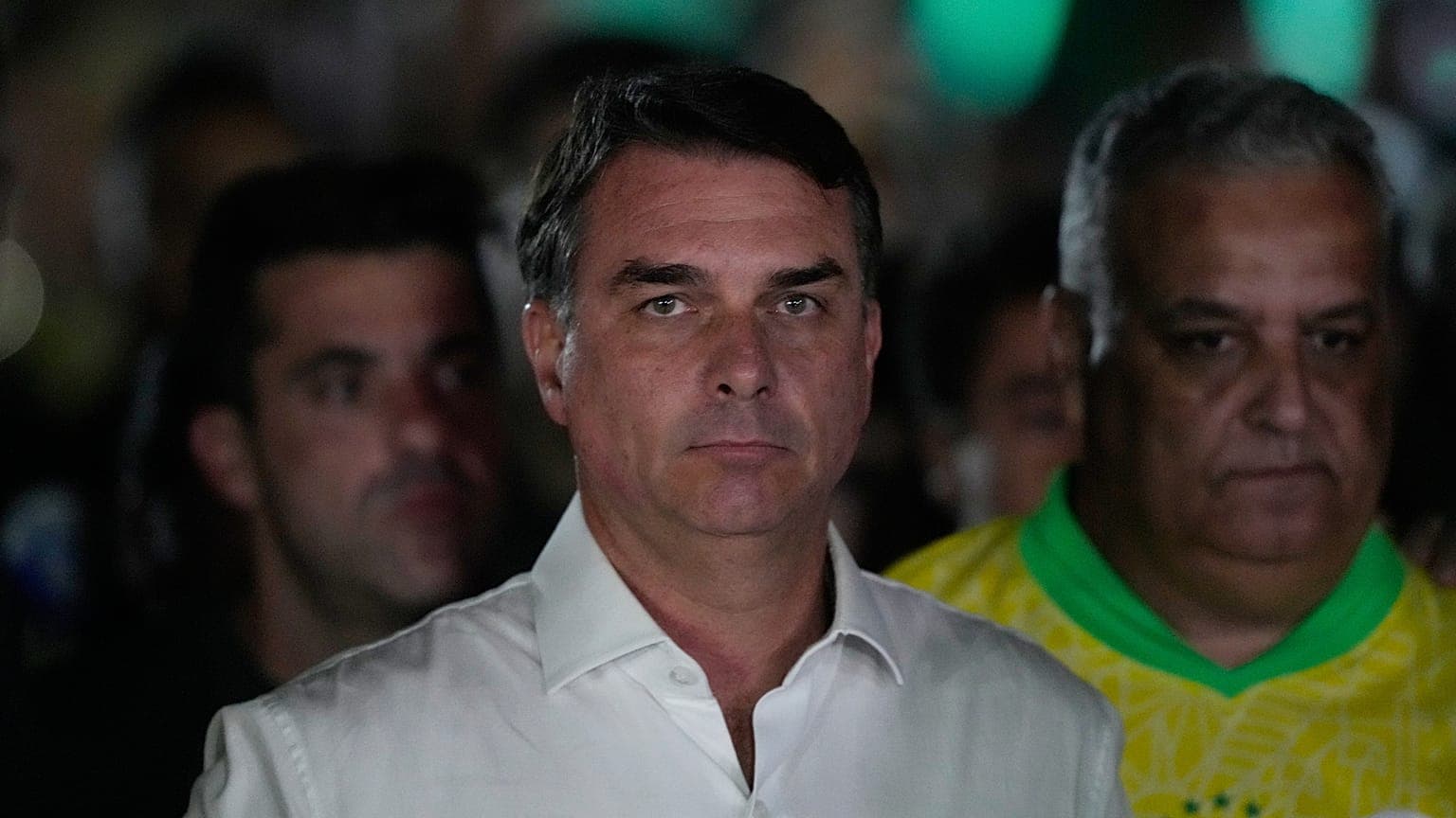 Flávio Bolsonaro vola negli Stati Uniti dopo la sconfitta elettorale in Brasile: il nodo del passaporto italiano