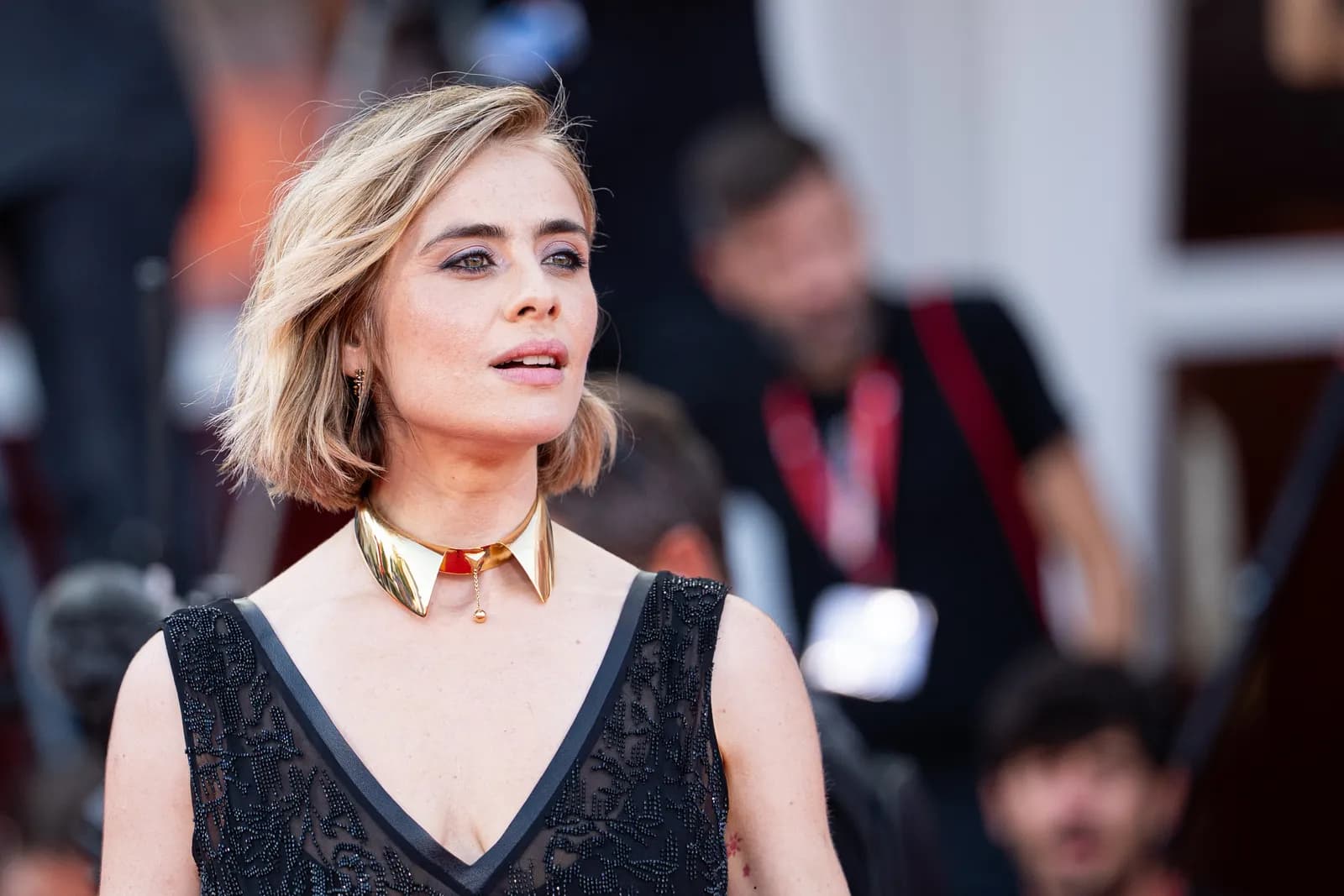 Greta Scarano a Venezia: un gesto simbolico contro i femminicidi sul red carpet