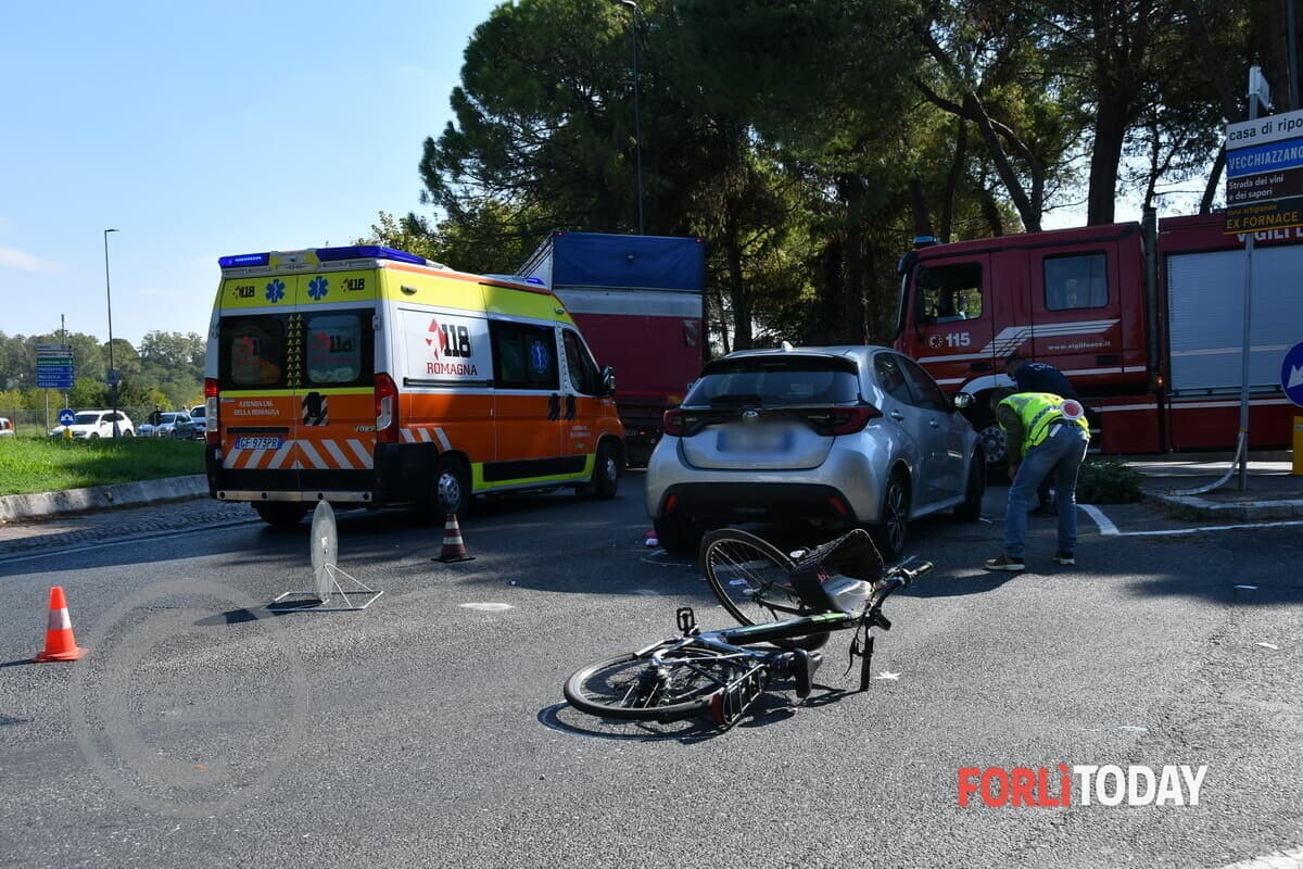 Ciclista travolta resta incastrata sotto l'auto, liberata dai Vigili del fuoco. Trasportata in condizioni critiche al Bufalini