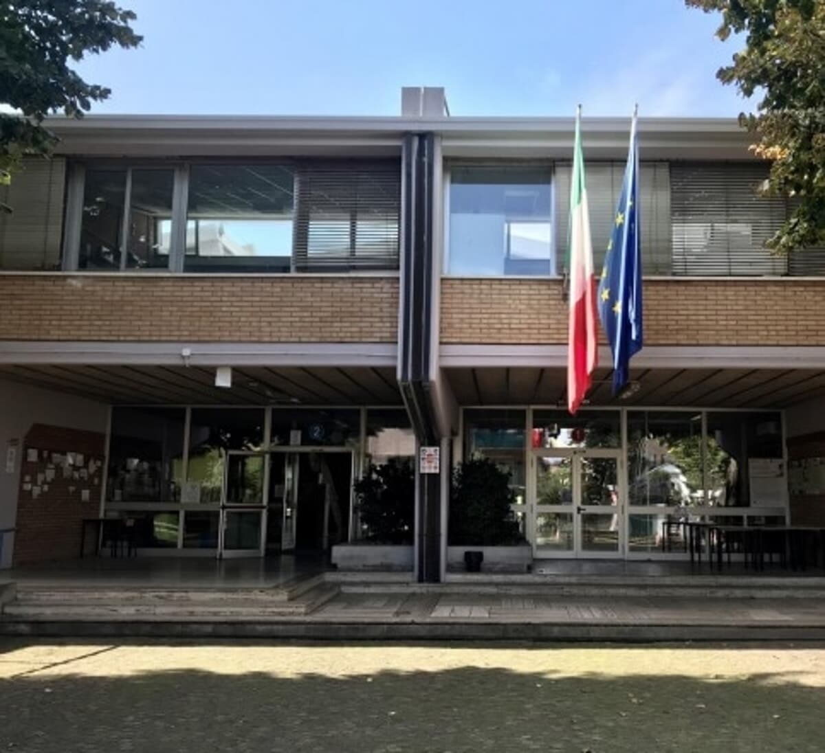 "Sporcizia davanti al liceo Scientifico"