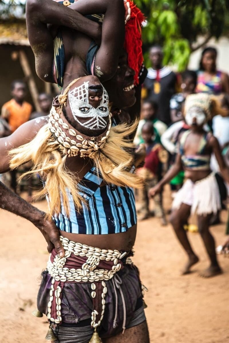 Stefano Lotumolo porta al Buon Vivere la mostra “Sorella Acqua”: dieci anni tra i Maasai in scatti