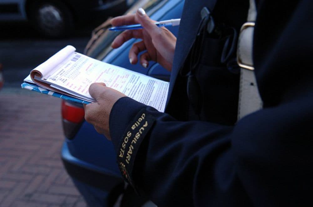 Bestemmiare in pubblico costa oltre 300 euro, il Codacons chiede chiarezza sulle multe: "E' questione di legalità"
