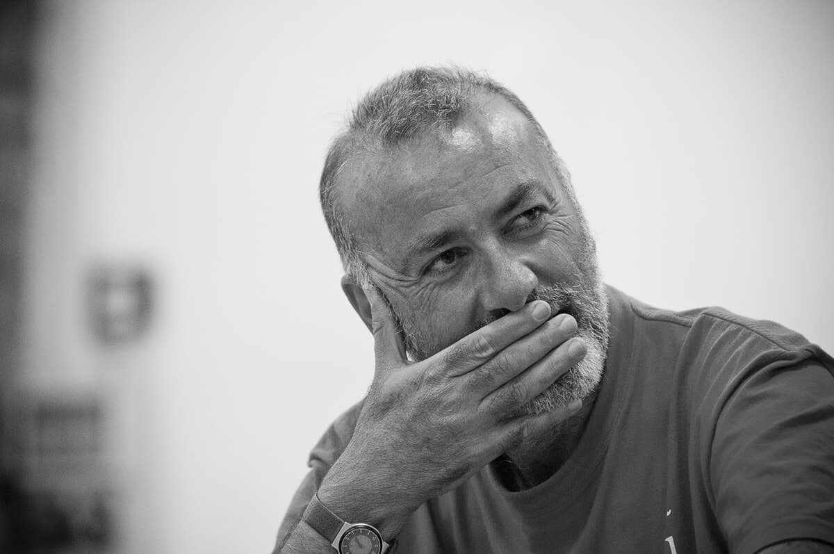 Il poeta Franco Arminio illumina il borgo di Bertinoro con la grazia della fragilità: passeggiata poetica e talk