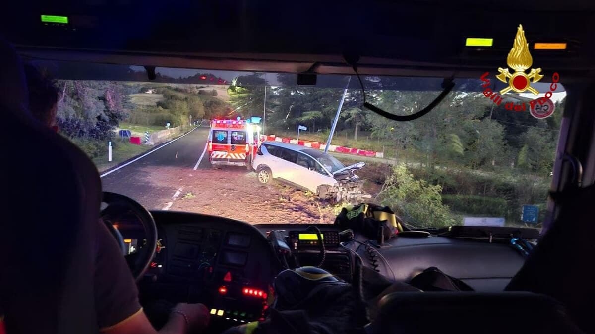 Si schianta contro il guardrail e il palo dell'luce: esce miracolosamente illeso dalle lamiere sulla Tosco-Romagnola