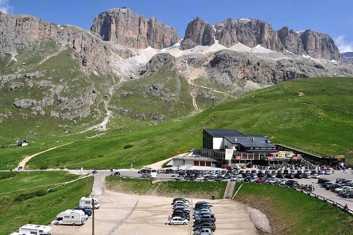 Scivola sulla rocce e riporta riverse ferite: escursionista forlivese soccorso sulle Alpi